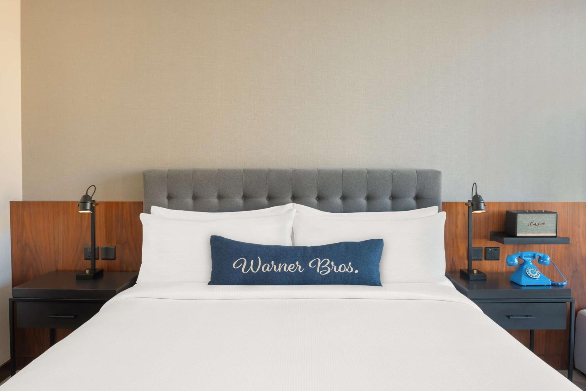 Hotel The Wb Abu Dhabi, Curio Collection By Hilton Exterior foto Warner Bros. Studio Hotel