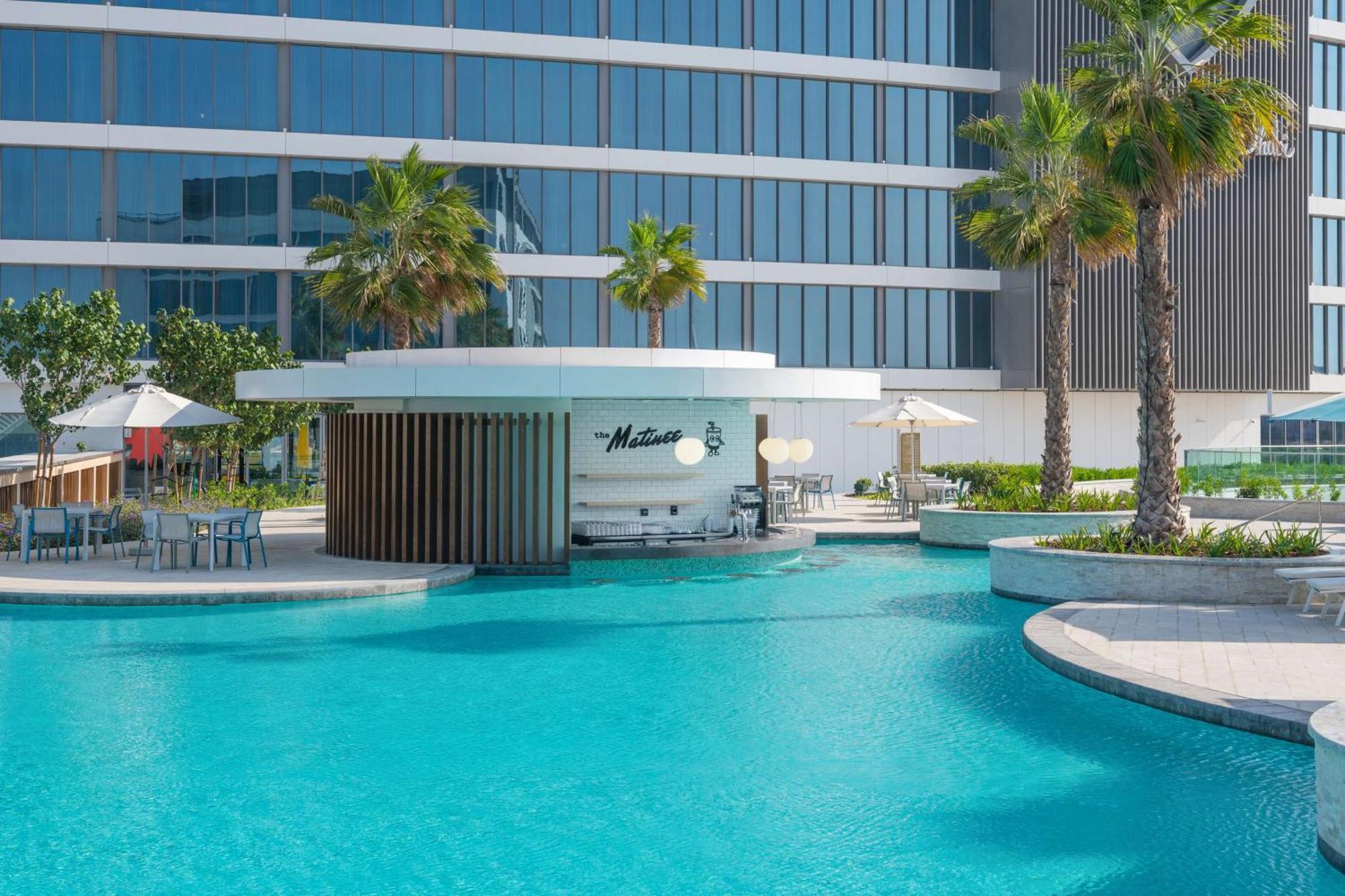 Hotel The Wb Abu Dhabi, Curio Collection By Hilton Exterior foto The swimming pool at the hotel